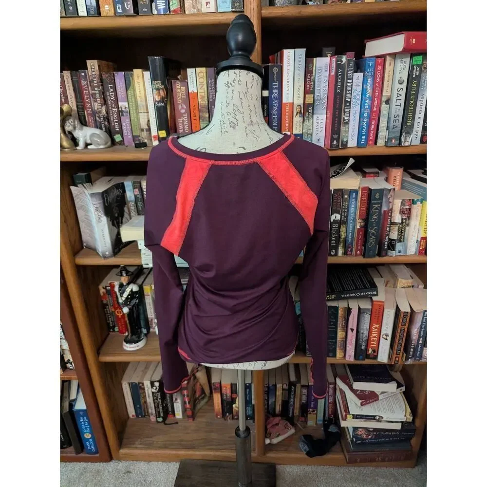 Women’s Athleta Long Sleeve Athletic Vneck T-Shirt Size Medium Athleisure Purple